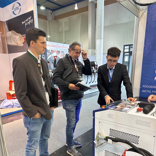 On-site explanation of the machine INTERTOOL النمسا آلة الليزر