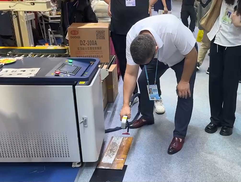 تنظيف معرض الاستيراد والتصدير الصيني الـ 135