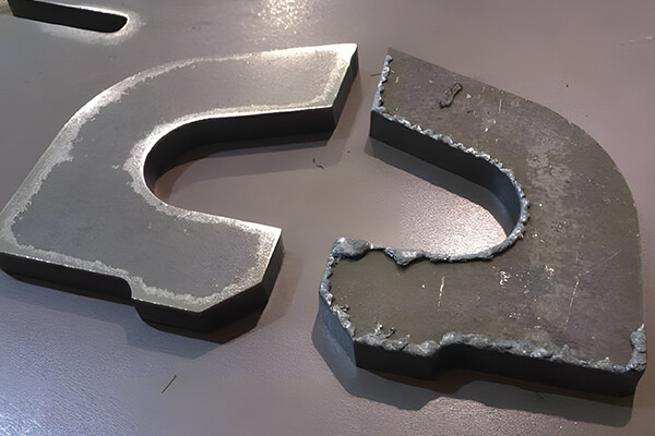 القطع بالليزر مع أو بدون مقارنة لدغ