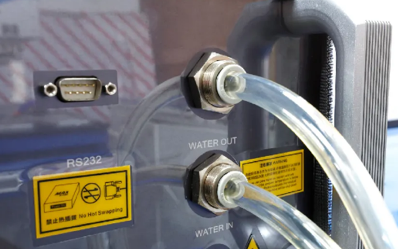 مصدر ألياف الليزر