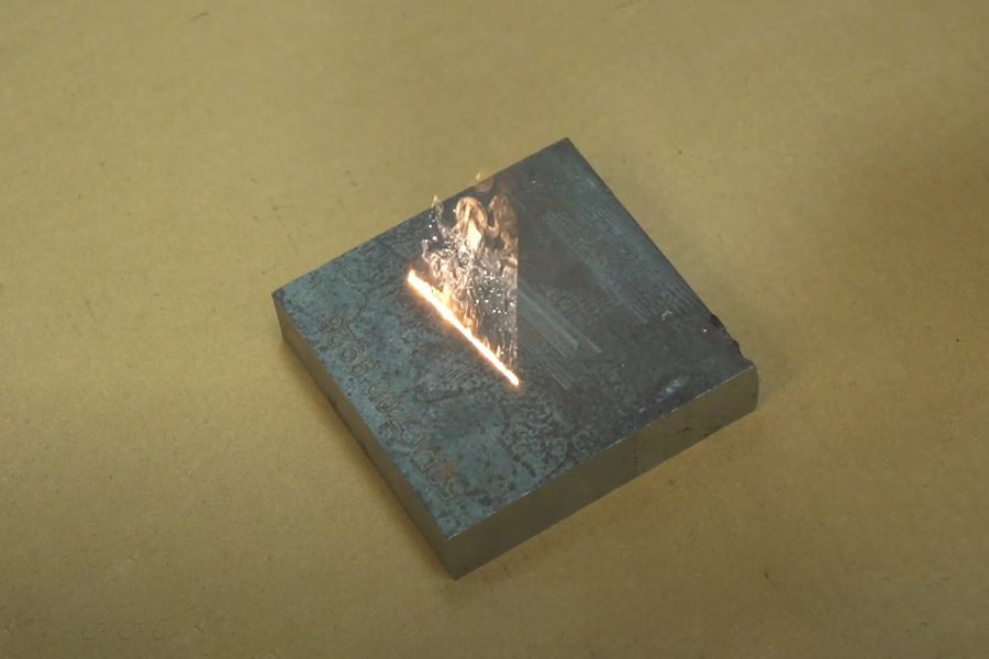 تنظيف المعادن بالليزر