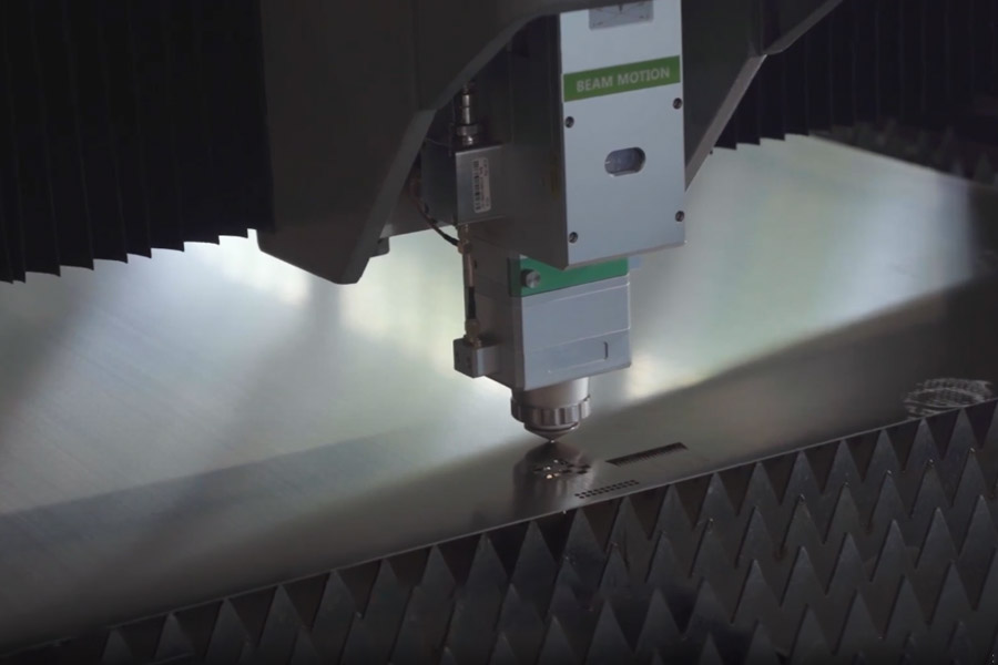 آلة القطع بالليزر التيتانيوم