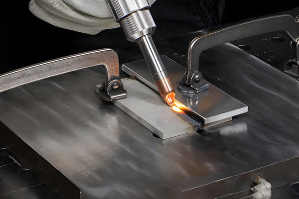 اللحام بالليزر