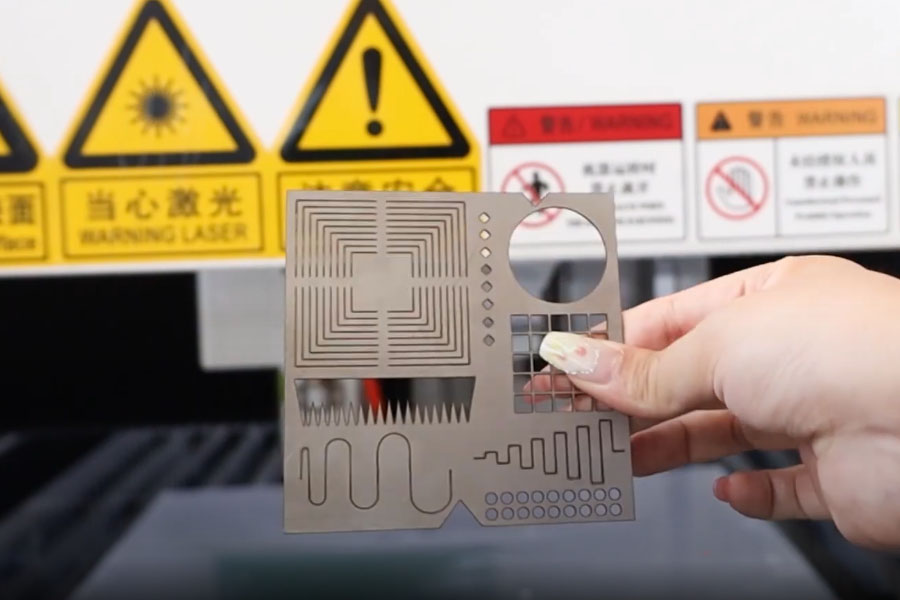 قطع المعادن بالليزر