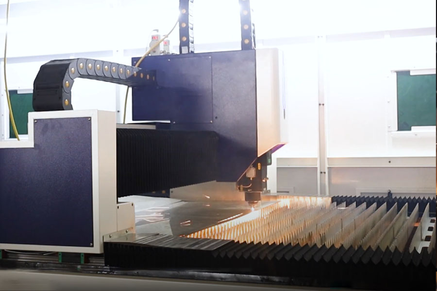 قطع الصفائح المعدنية بالليزر