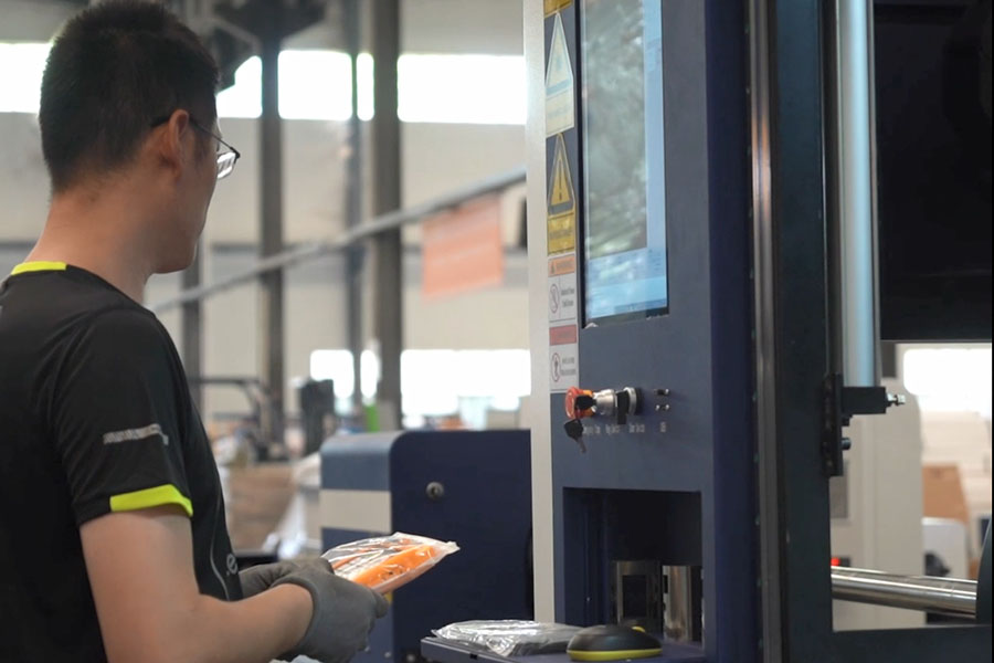 تشغيل ماكينة القطع بالليزر