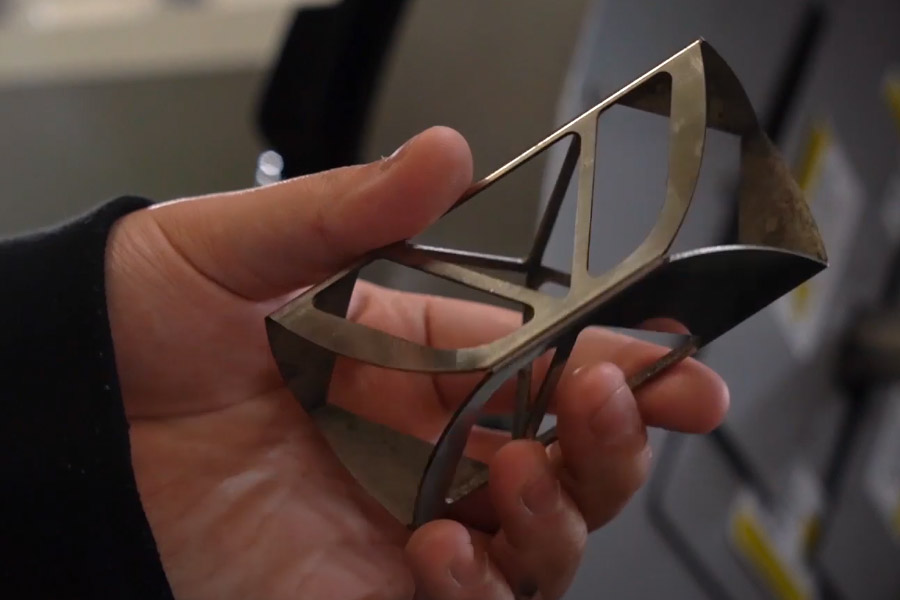 قطع أنبوب باستخدام الحاسب الآلي