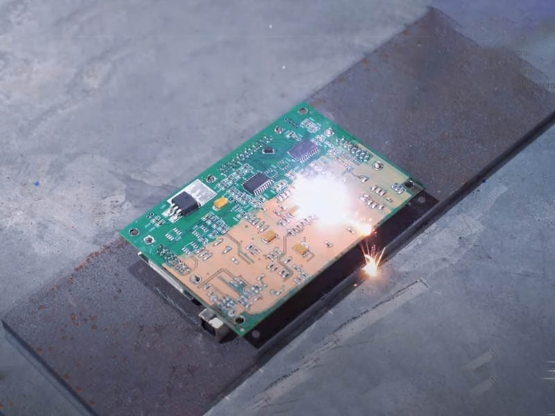 التنظيف بالليزر للمكونات الدقيقة