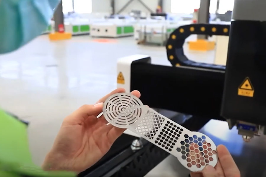 قطع المعادن بالليزر