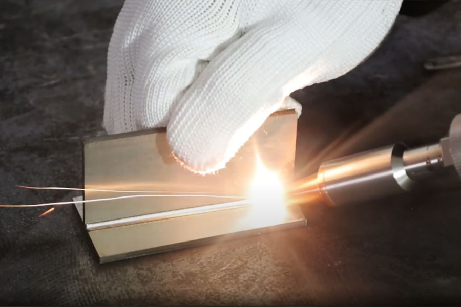 اللحام بالليزر باليد