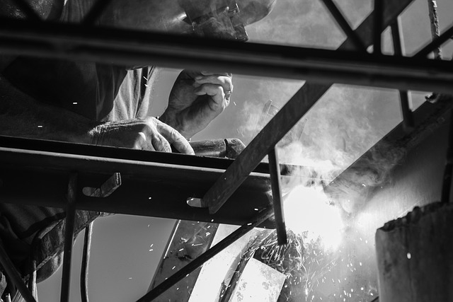 ماكينة لحام المعادن بالليزر