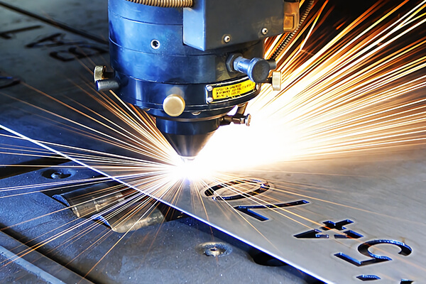 الليزر الذي يقطع المعادن